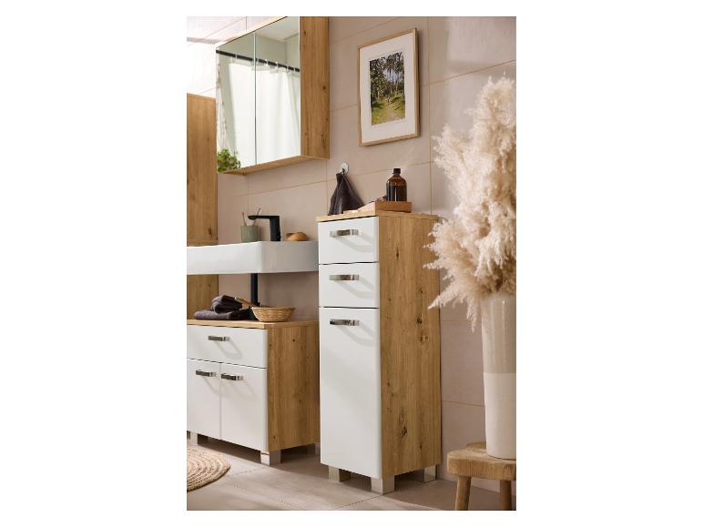 Badkamermeubelset met spiegelkast, wastafel en kasten in licht hout en wit.