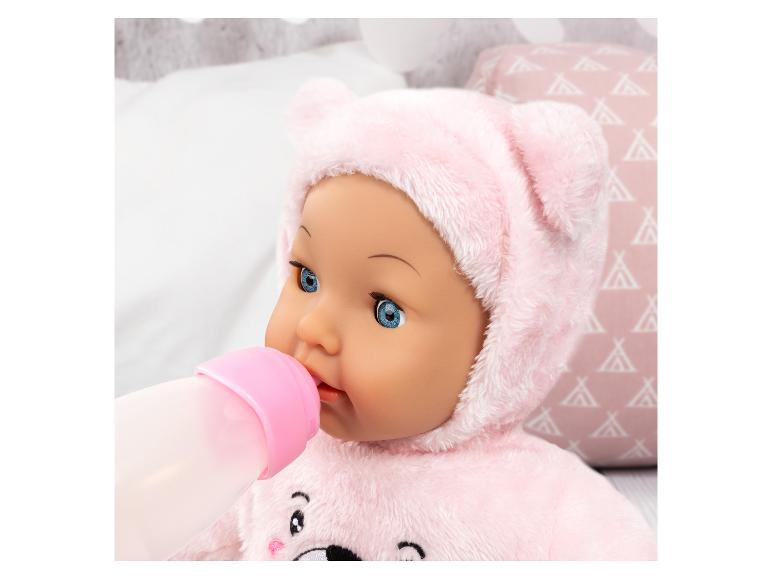 Pop in een roze berenpak drinkt uit een fles.