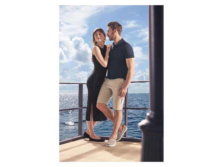 Vrouw in zwarte jurk en ESMARA® opvouwbare ballerina's met een man op een dek.
