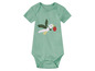 Een mintgroene baby romper met een afbeelding van een vogel met een aardbei.