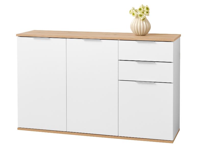 Wit dressoir met lades en deuren, met een licht houten blad en een vaas met bloemen.