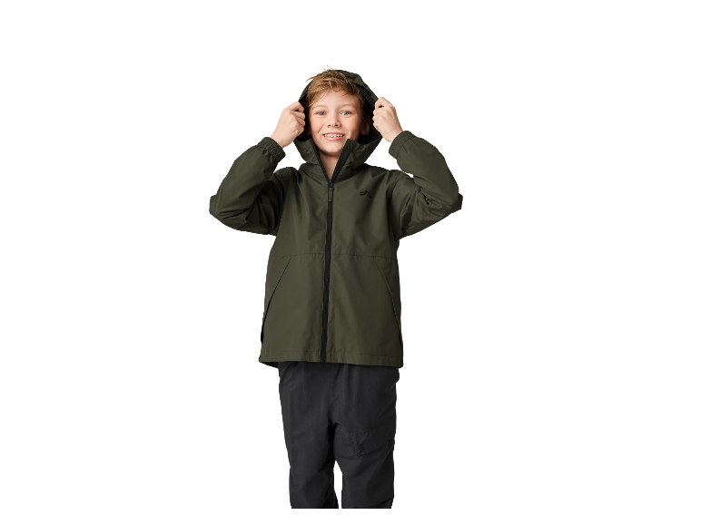Jongetje in een groene Didriksons jas met capuchon.