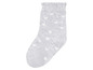Een grijze sok met witte hartjes.