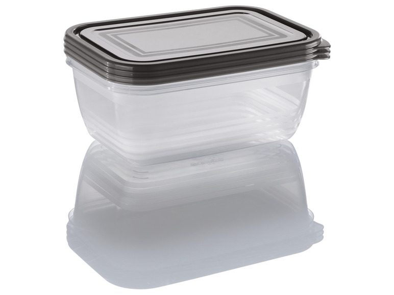 Een stapel transparante opbergdozen met grijze deksels.