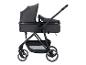 Donkergrijze kinderwagen met zonnekap en een gaasmand.