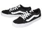 Een paar zwarte sneakers met witte zijstrepen en witte veters.