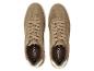 Paar lichtbruine lage herensneakers met veters en witte zolen.