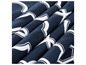 Nauw detail van een donkerblauwe stof met witte geometrische patronen.