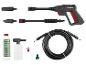Hogedrukreiniger met pistool, lansen, slang, reinigingsmiddel en accessoires.