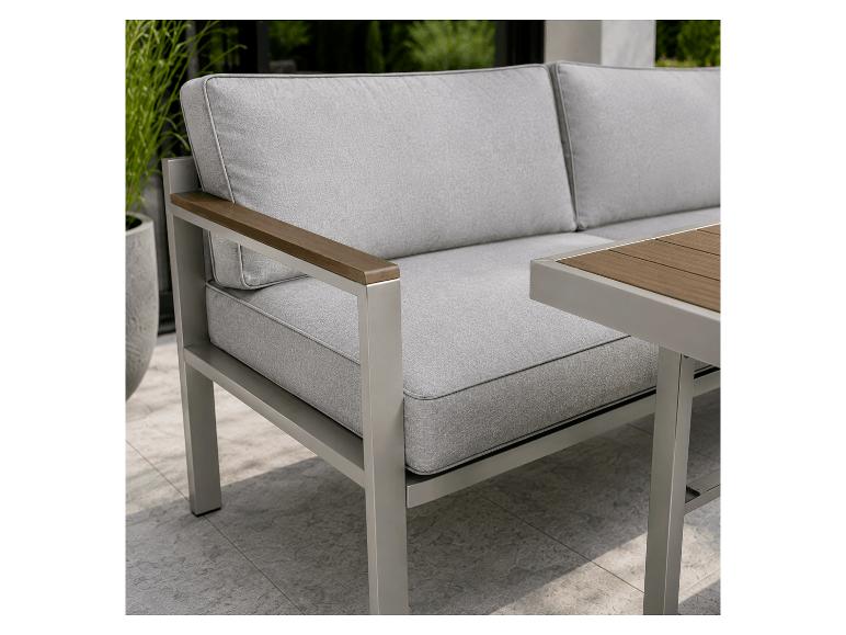 Grijze tuinbank met houten armleuningen en een bijpassende salontafel op een terras