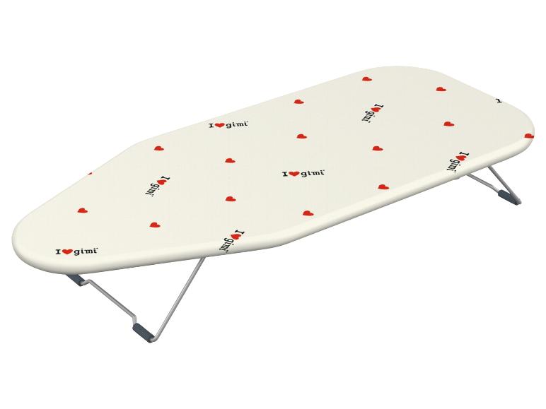 Een wit strijkplank met rode harten en de tekst 'I love gimi'