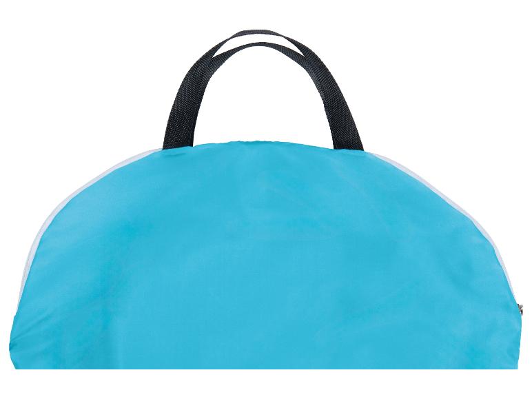 Lichtblauwe draagtas met zwarte hengsels.