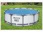 Bestway Steel Pro MAX zwembad met blauwe afdekking.