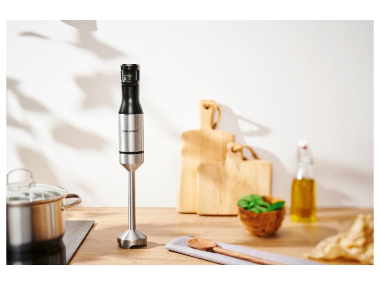 Een SilverCrest staafmixer op een aanrecht met een pan en kookgerei.