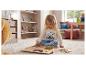 Meisje in Stitch-pyjama speelt met een houten puzzel op een vloerkleed.
