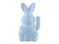 Een lichtblauwe pluche konijn dat zit met een poot omhoog.