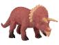 Een rood plastic dinosaurus speelgoed, een Triceratops.
