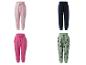 Kinder joggingbroeken: roze met strikjes, marineblauw, fuchsia en groen met beren en ballen.