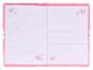 Open roze pluizig notitieboekje met gelinieerde pagina's en hartdecoraties.