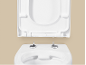 Wit toilet met opgetilde zitting en deksel