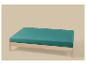 Eenvoudig houten bedframe met een turquoise matras.