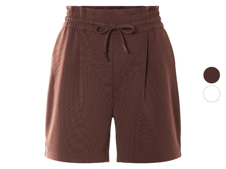 Bruine shorts met elastische tailleband en trekkoord.