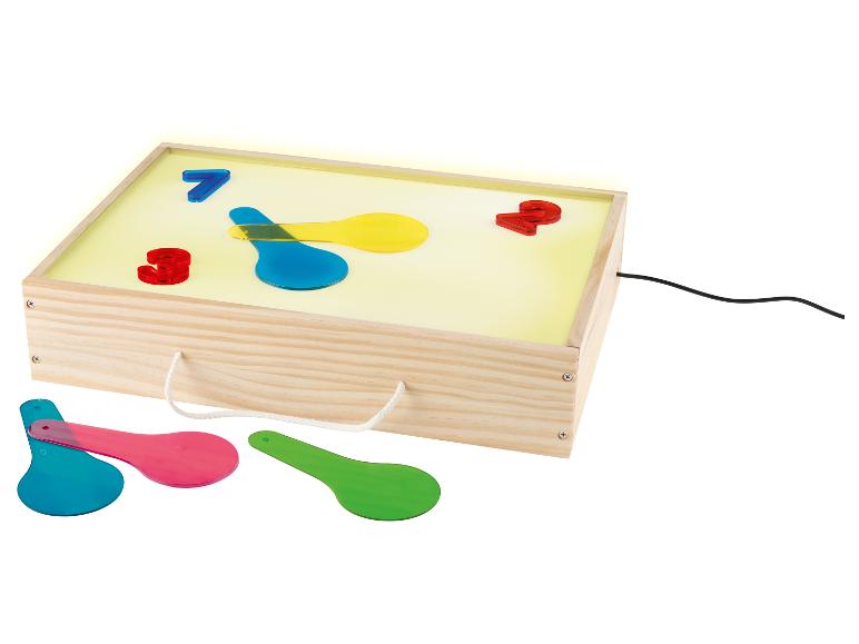 Houten lichttablet met gekleurde cijfers en transparante schepjes.
