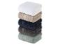 Stapel badhanddoeken: wit, beige, donkerblauw, donkergrijs en saliegroen.