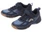 Een paar blauwe sportschoenen met mesh details en klittenbandsluiting.