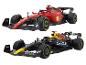 Twee Formule 1-raceautomodellen, een rode Ferrari en een zwarte Red Bull.