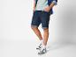 Jeans shorts en sneakers: casual look voor heren.