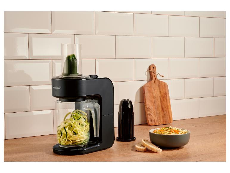 Zwarte elektrische spiraalsnijder met courgette die courgettenoedels maakt, en een kom met groentennoedels.