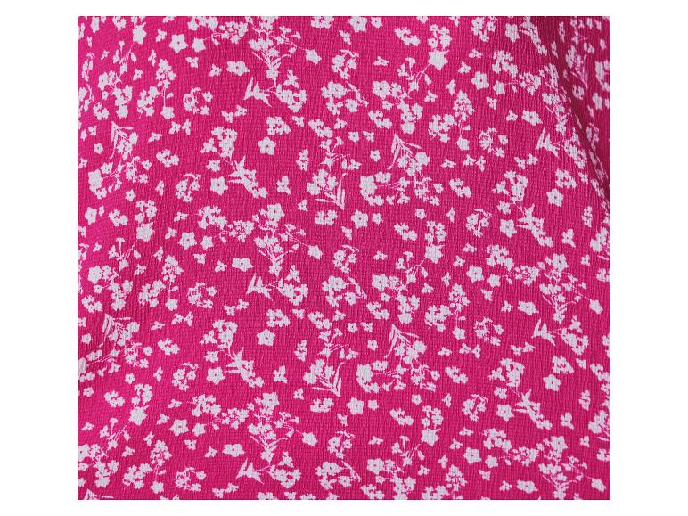 Helderroze stof met wit bloemenpatroon.