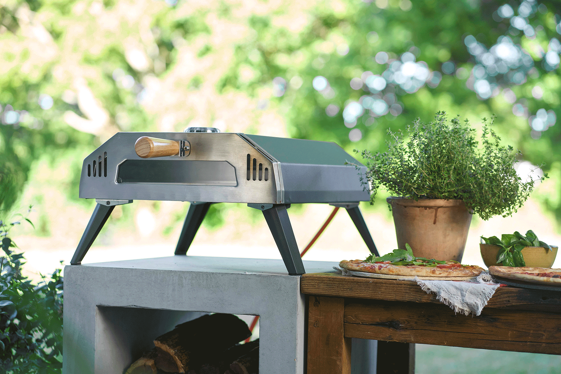 Buitenpizzaoven en klaargemaakte pizza's.