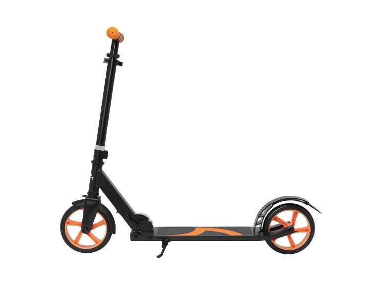 Zwarte step met oranje accenten en wielen