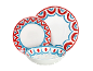 Wit servies met rode en blauwe patronen, inclusief twee borden en een kom.