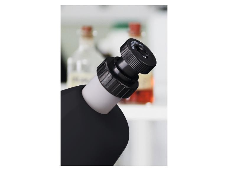 Close-up van een microscoopoculair met laboratoriumflessen op de achtergrond.