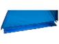 Detail van een blauwe tent met zichtbare onderkant en stokken.