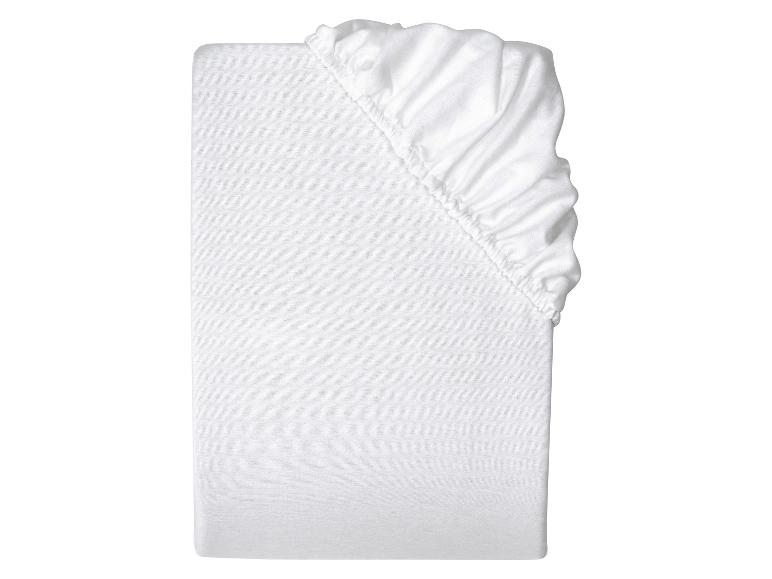 Wit hoeslaken, opgevouwen, op een witte achtergrond