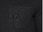 Close-up van een zwart geribd shirt met lange mouwen en borstzak