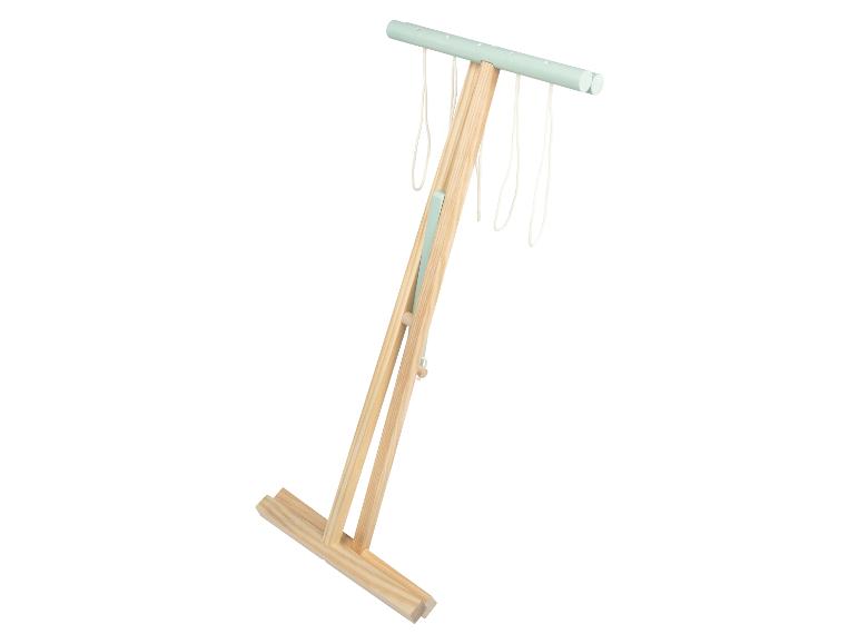 Een houten handdoekrek met een blauwe balk en touwen.