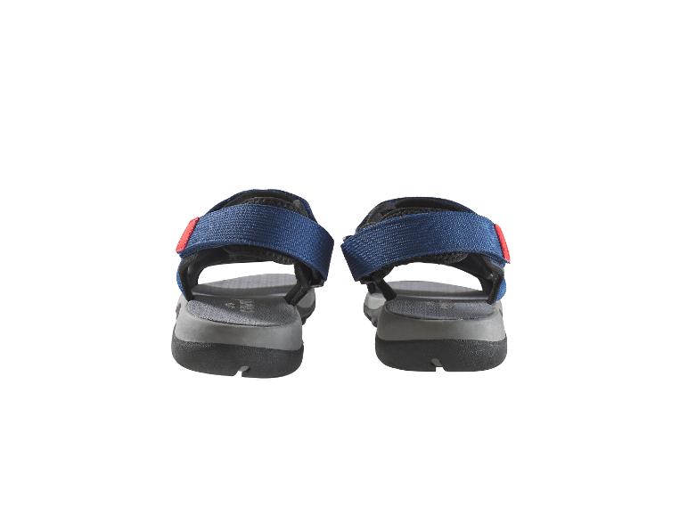 Blauwe kindersandaaltjes met klittenbandsluiting.