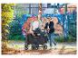 Jonge ouders duwen een multifunctionele kinderwagen met kind, tegen een stedelijke graffiti-achtergrond.
