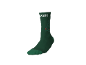 Groene sok met een kerstboompatroon van gereedschap en witte tekst op de boord