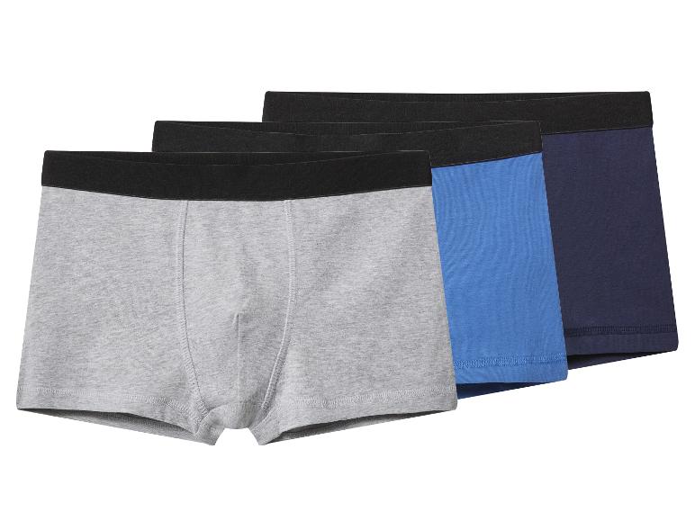 Drie herenboxershorts in grijs, blauw en marineblauw, met zwarte taillebanden.