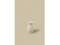 Witte keramische vaas met spiraalpatroon op een beige achtergrond.