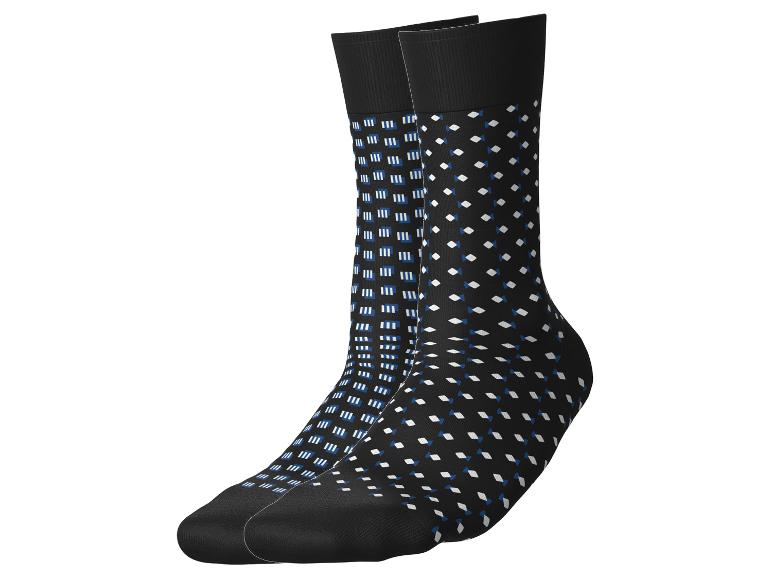 Paar zwarte sokken met blauw-wit geometrisch patroon.