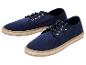 Paar donkerblauwe canvas veterschoenen met espadrillezool.