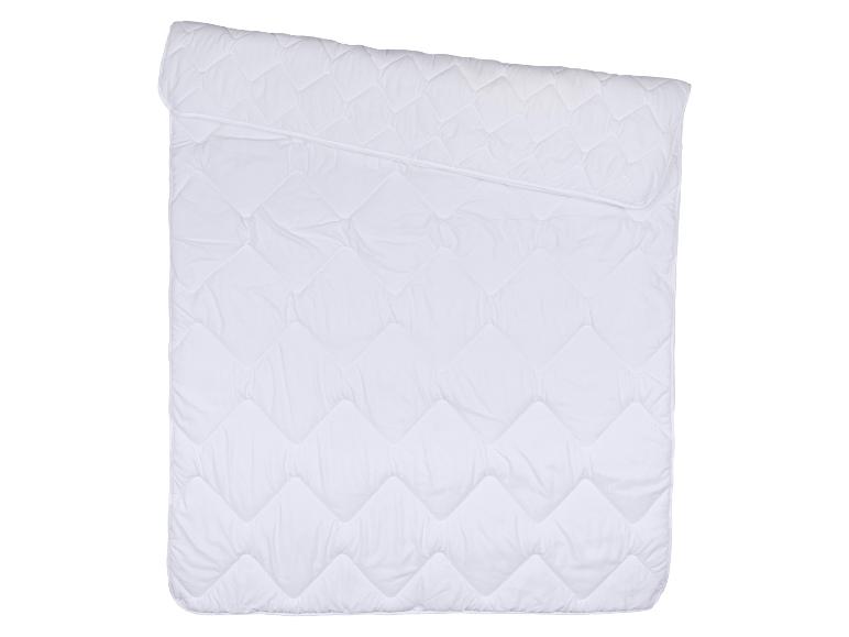 Wit gewatteerd dekbed met ruitpatroon