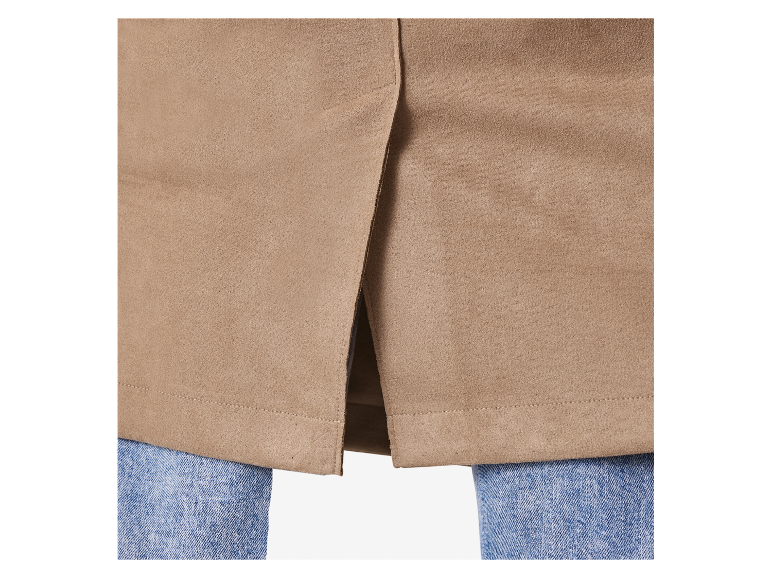 Detail van de onderkant van een beige suède jas.